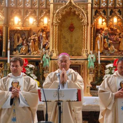 15 august: Cacica: Liturghia de consacrare a noului altar
