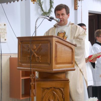 15 august: Cacica: Liturghia de consacrare a noului altar