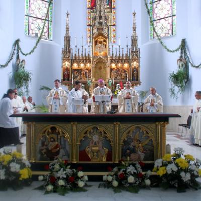 15 august: Cacica: Liturghia de consacrare a noului altar