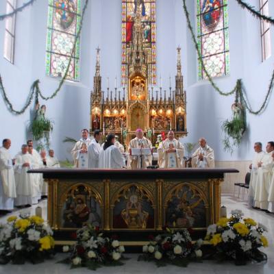 15 august: Cacica: Liturghia de consacrare a noului altar