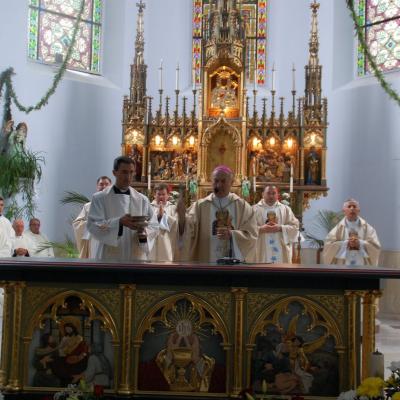 15 august: Cacica: Liturghia de consacrare a noului altar