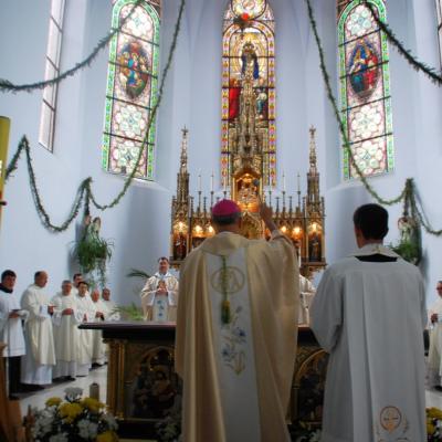 15 august: Cacica: Liturghia de consacrare a noului altar