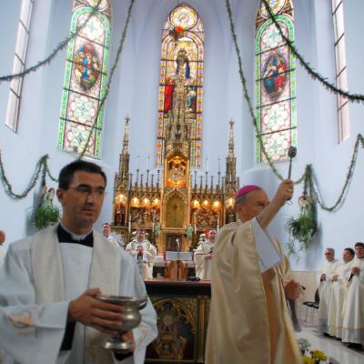 15 august: Cacica: Liturghia de consacrare a noului altar