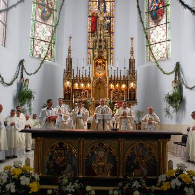 15 august: Cacica: Liturghia de consacrare a noului altar