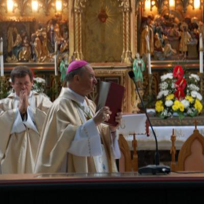15 august: Cacica: Liturghia de consacrare a noului altar
