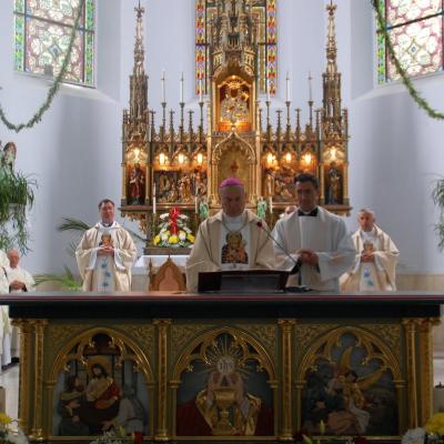 15 august: Cacica: Liturghia de consacrare a noului altar