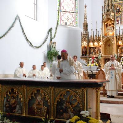15 august: Cacica: Liturghia de consacrare a noului altar