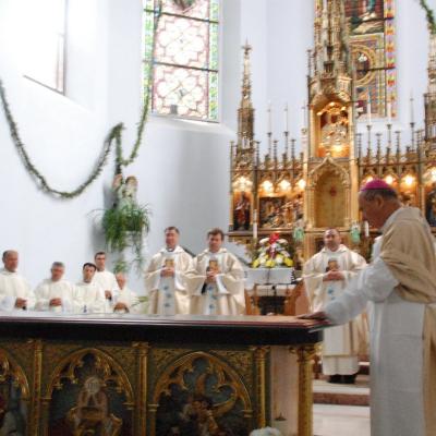 15 august: Cacica: Liturghia de consacrare a noului altar