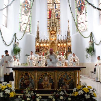 15 august: Cacica: Liturghia de consacrare a noului altar