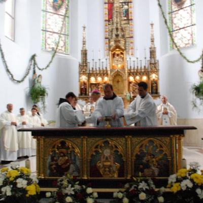 15 august: Cacica: Liturghia de consacrare a noului altar