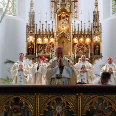 15 august: Cacica: Liturghia de consacrare a noului altar