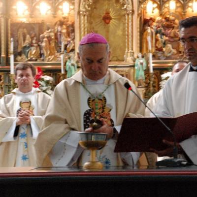 15 august: Cacica: Liturghia de consacrare a noului altar