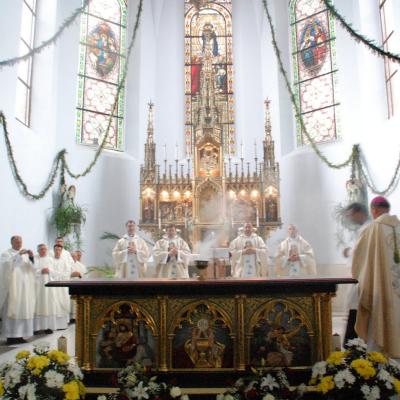 15 august: Cacica: Liturghia de consacrare a noului altar