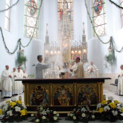 15 august: Cacica: Liturghia de consacrare a noului altar