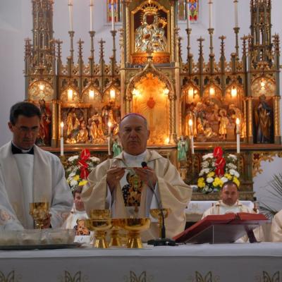 15 august: Cacica: Liturghia de consacrare a noului altar