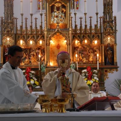 15 august: Cacica: Liturghia de consacrare a noului altar