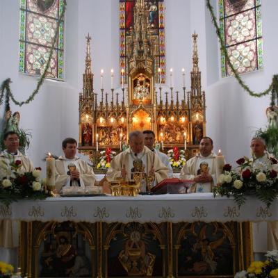 15 august: Cacica: Liturghia de consacrare a noului altar