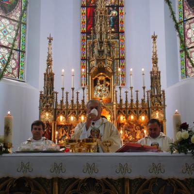 15 august: Cacica: Liturghia de consacrare a noului altar