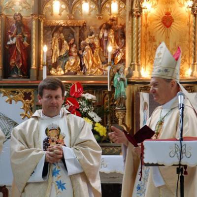 15 august: Cacica: Liturghia de consacrare a noului altar