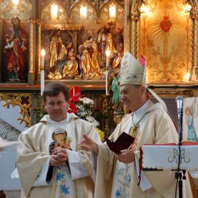 15 august: Cacica: Liturghia de consacrare a noului altar