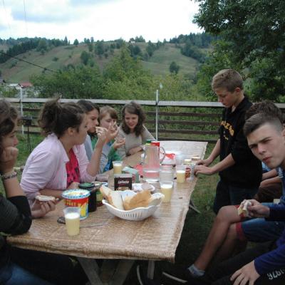 16-18 august: Adolescenţi din Iaşi în drumeţie la Poiana Micului