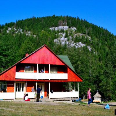 23-26 august:Tineri de la "Sf. Tereza a Pruncului Isus" din Iaşi în campus la Lacu Roşu
