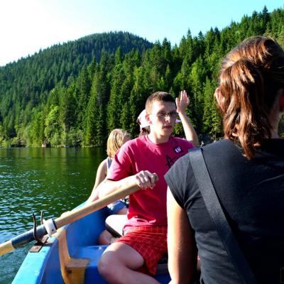 23-26 august:Tineri de la "Sf. Tereza a Pruncului Isus" din Iaşi în campus la Lacu Roşu