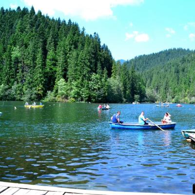 23-26 august:Tineri de la "Sf. Tereza a Pruncului Isus" din Iaşi în campus la Lacu Roşu