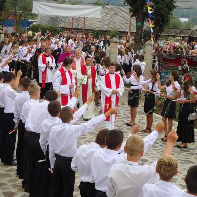 15 septembrie: Frumoasa: Conferirea sacramentului Mirului