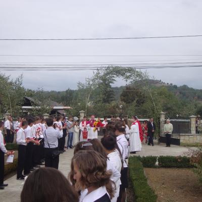 16 septembrie: Dărmăneşti: Administrarea sfântului Mir