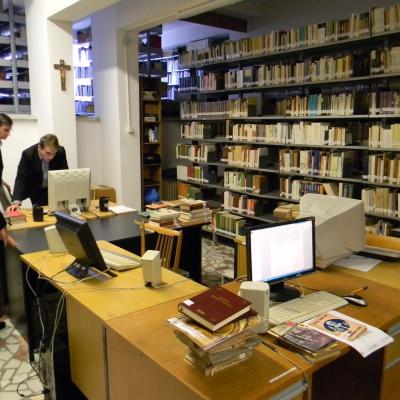 15 octombrie: Iaşi: Deschiderea bibliotecii Institutului Teologic Romano-Catolic
