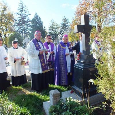 2 noiembrie 2012: Iaşi: Pomenirea credincioşilor răposaţi în cimitirul "Eternitatea"