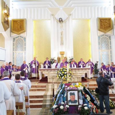 1 decembrie: Butea: Liturghia de înmormântare a părintelui Alois Dămoc