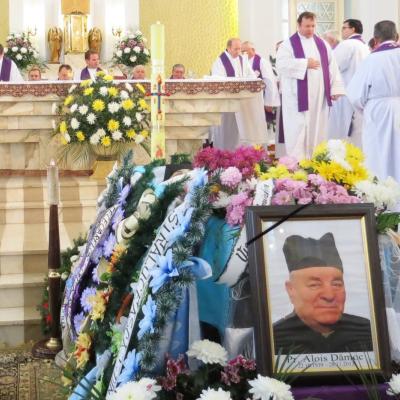 1 decembrie: Butea: Liturghia de înmormântare a părintelui Alois Dămoc