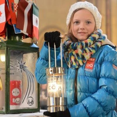 15 decembrie: Lumina păcii de la Betleem a ajuns în Dieceza de Iaşi