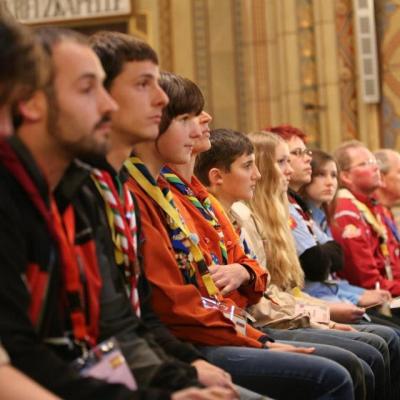 15 decembrie: Lumina păcii de la Betleem a ajuns în Dieceza de Iaşi