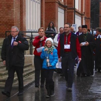 15 decembrie: Lumina păcii de la Betleem a ajuns în Dieceza de Iaşi