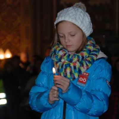 15 decembrie: Lumina păcii de la Betleem a ajuns în Dieceza de Iaşi