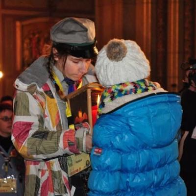 15 decembrie: Lumina păcii de la Betleem a ajuns în Dieceza de Iaşi