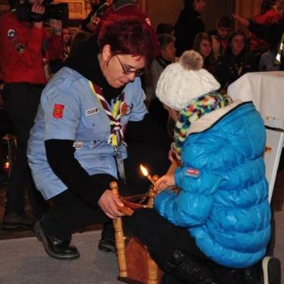15 decembrie: Lumina păcii de la Betleem a ajuns în Dieceza de Iaşi
