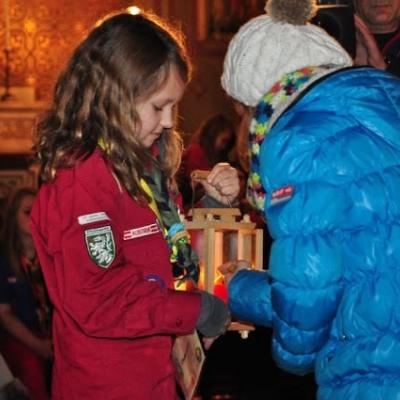 15 decembrie: Lumina păcii de la Betleem a ajuns în Dieceza de Iaşi