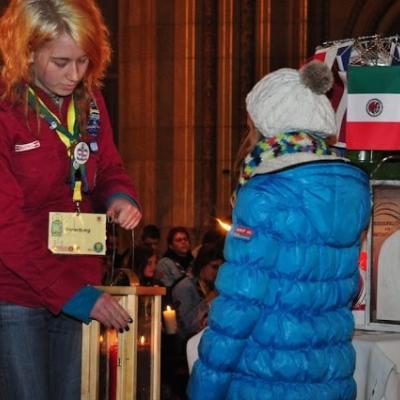 15 decembrie: Lumina păcii de la Betleem a ajuns în Dieceza de Iaşi