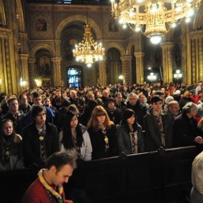 15 decembrie: Lumina păcii de la Betleem a ajuns în Dieceza de Iaşi