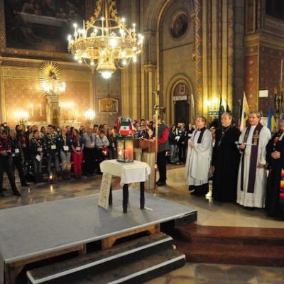 15 decembrie: Lumina păcii de la Betleem a ajuns în Dieceza de Iaşi