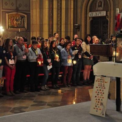15 decembrie: Lumina păcii de la Betleem a ajuns în Dieceza de Iaşi