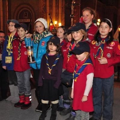 15 decembrie: Lumina păcii de la Betleem a ajuns în Dieceza de Iaşi