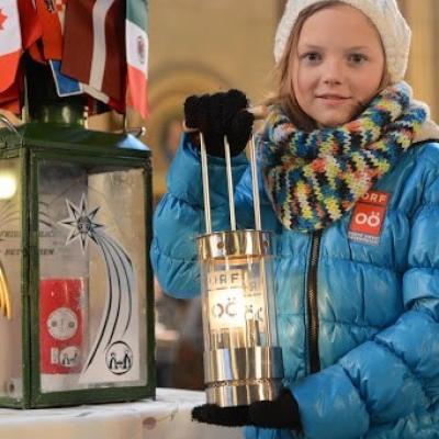 15 decembrie: Lumina păcii de la Betleem a ajuns în Dieceza de Iaşi