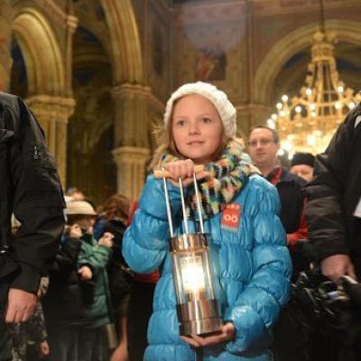 15 decembrie: Lumina păcii de la Betleem a ajuns în Dieceza de Iaşi