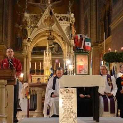 15 decembrie: Lumina păcii de la Betleem a ajuns în Dieceza de Iaşi