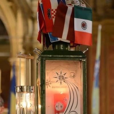15 decembrie: Lumina păcii de la Betleem a ajuns în Dieceza de Iaşi